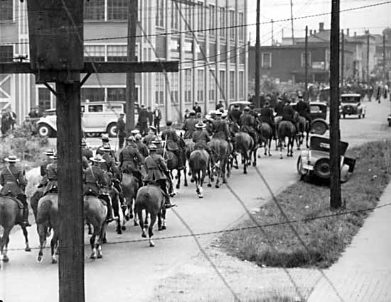 The Battle of Ballantyne Pier 3 Policemen on horseback on way to the Battle of Ballantyne Pier 1935