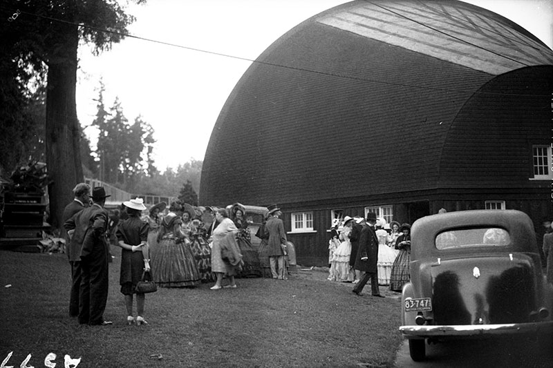 An Illustrated History of Malkin Bowl 6 TUTS performers behind the Malkin Bowl, 1942. Photo by Jack Lindsay, City of Vancouver Archives #1184-410.